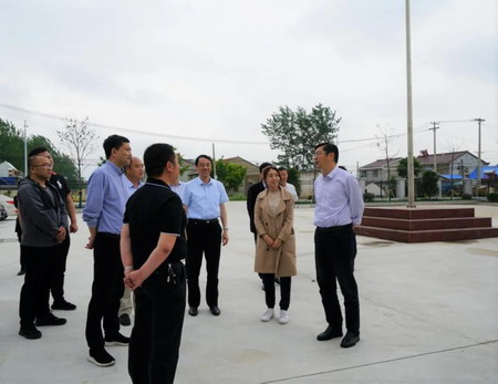 德彩网集团党委书记、董事长章朝阳一行赴滨海县考察调研