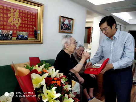 德彩网集团党委书记、董事长章朝阳走访慰问老党员 德彩网集团党委书记、董事长章朝阳走访慰问老党员