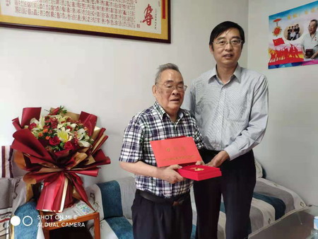 德彩网集团党委书记、董事长章朝阳走访慰问老党员 德彩网集团党委书记、董事长章朝阳走访慰问老党员